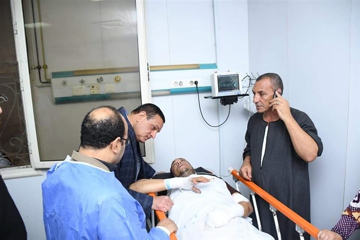 محافظ البحيرة يتوجه للإطمئنان على حالة المصابين بحريق قرية المواسير بإيتاى البارود