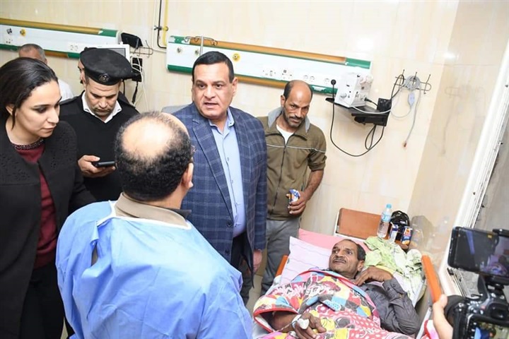 محافظ البحيرة يتوجه للإطمئنان على حالة المصابين بحريق قرية المواسير بإيتاى البارود