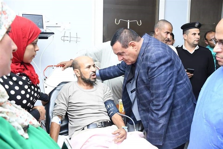 محافظ البحيرة يتوجه للإطمئنان على حالة المصابين بحريق قرية المواسير بإيتاى البارود