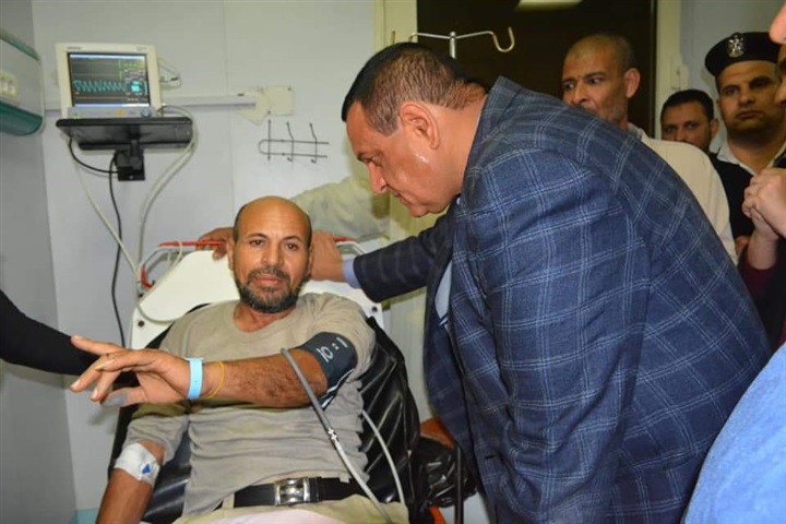 محافظ البحيرة يتوجه للإطمئنان على حالة المصابين بحريق قرية المواسير بإيتاى البارود