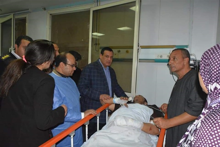 محافظ البحيرة يتوجه للإطمئنان على حالة المصابين بحريق قرية المواسير بإيتاى البارود