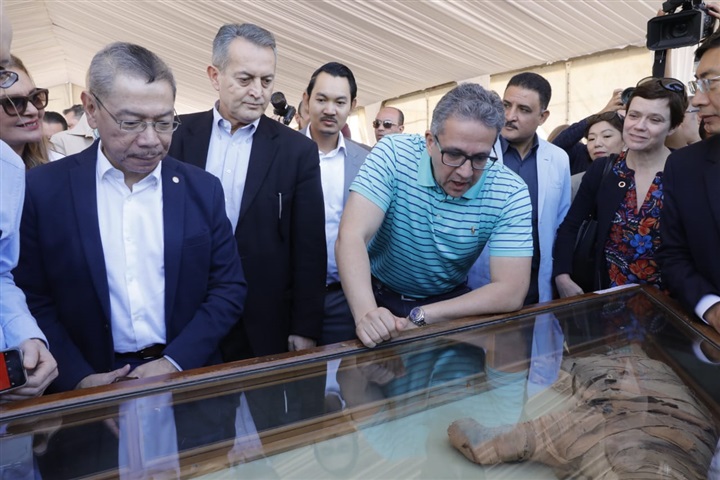 وزير الآثار يعلن عن كشف آثري جديد بمنطقة سقارة الآثرية