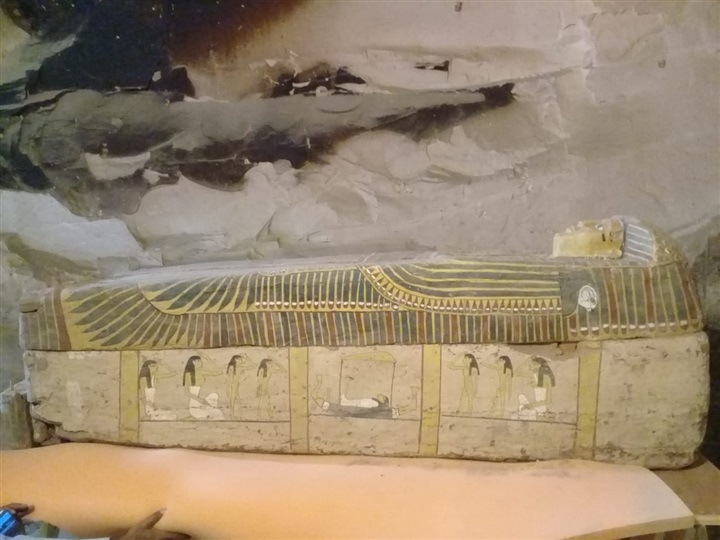 الكشف عن ثلاث توابيت خشبية بمنطقة آثار العساسيف بالقرنة