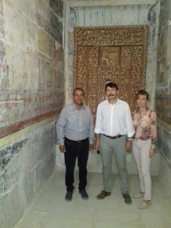 رئيس دولة المجر وزوجته وابنته فى زيارة بمنطقة آثار الهرم وسقارة