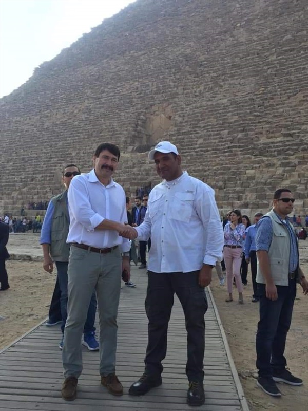 رئيس دولة المجر وزوجته وابنته فى زيارة بمنطقة آثار الهرم وسقارة