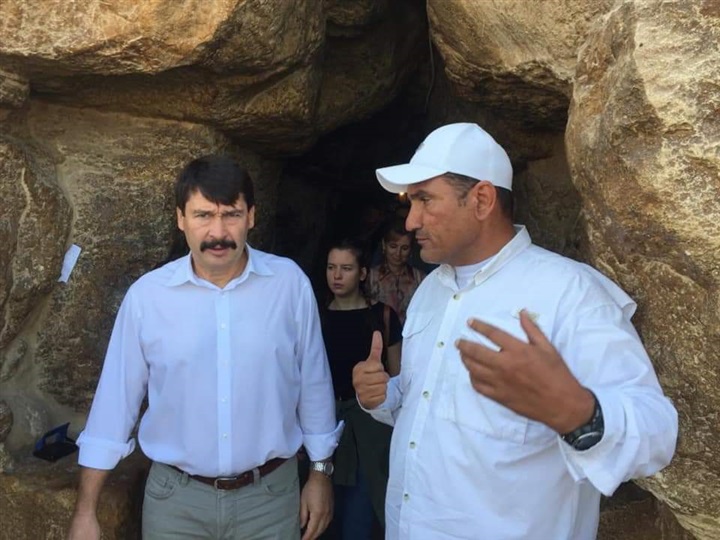 رئيس دولة المجر وزوجته وابنته فى زيارة بمنطقة آثار الهرم وسقارة