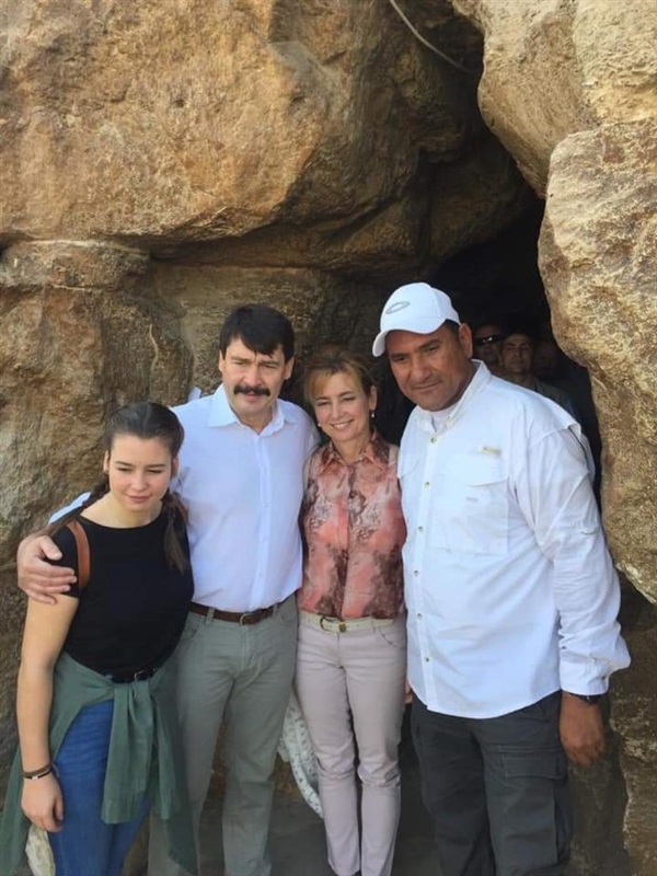 رئيس دولة المجر وزوجته وابنته فى زيارة بمنطقة آثار الهرم وسقارة