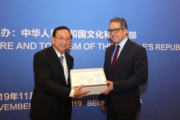 وزير الآثار ولقاءات ثنائية مع اليونان والصين بكين لمحاربة الإتجار في الآثار