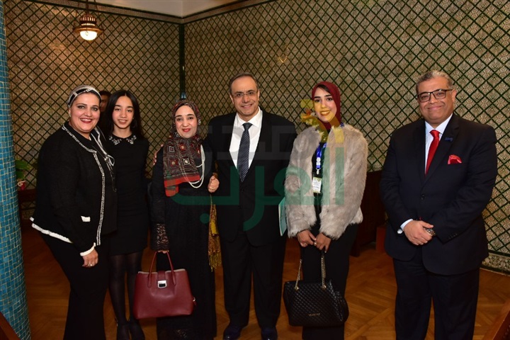 المشاركون في منتدى تحدي الثقافة العربية يقفون دقيقة حداد على شهداء الوطن العربي المشاركون في منتدى تحدي الثقافة العربية يقفون دقيقة حداد على شهداء الوطن العربي