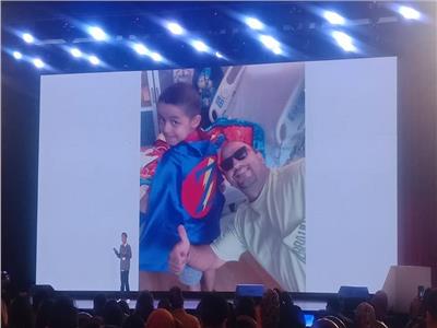 بالصور.. الطفل زين يحكي قصة الأمل والإيمان بمنتدى شباب العالم