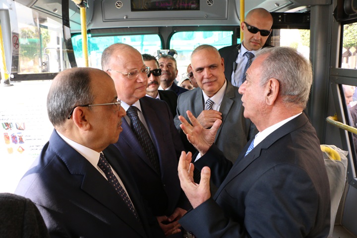 محافظ القاهرة: بدء التشغيل التجريبي لأول أتوبيس يعمل بالكهرباء بالعاصمة