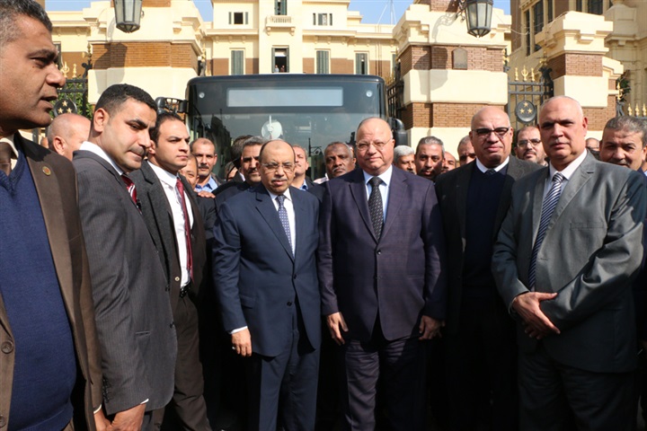 محافظ القاهرة: بدء التشغيل التجريبي لأول أتوبيس يعمل بالكهرباء بالعاصمة