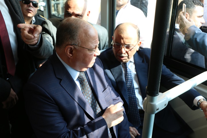 محافظ القاهرة: بدء التشغيل التجريبي لأول أتوبيس يعمل بالكهرباء بالعاصمة