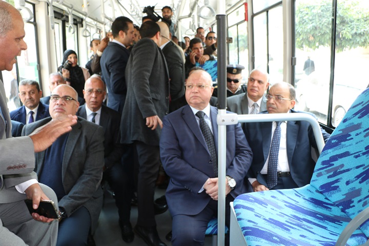 محافظ القاهرة: بدء التشغيل التجريبي لأول أتوبيس يعمل بالكهرباء بالعاصمة