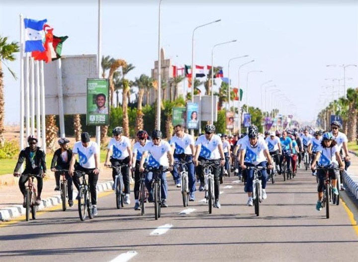 بالصور.. السيسي يلتقي بالشباب المشاركين في ماراثون السلام في شرم الشيخ