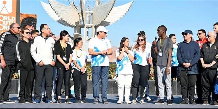 بالصور.. السيسي يلتقي بالشباب المشاركين في ماراثون السلام في شرم الشيخ