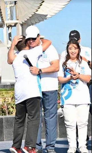 بالصور.. السيسي يلتقي بالشباب المشاركين في ماراثون السلام في شرم الشيخ