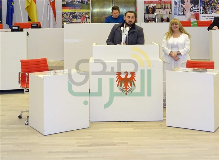 بالصور.. البرلمان الألماني يكرم محمد صلاح على جهوده 