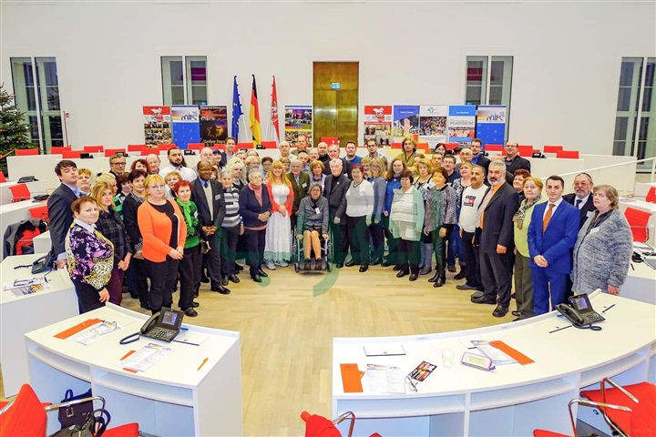 بالصور.. البرلمان الألماني يكرم محمد صلاح على جهوده 