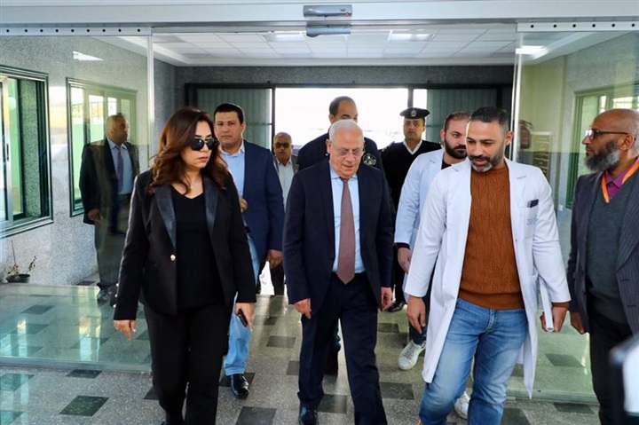 محافظ دمياط تزور مصابى حادث أتوبيس الاستثمار ببورسعيد للإطمئنان على حالتهم الصحية
