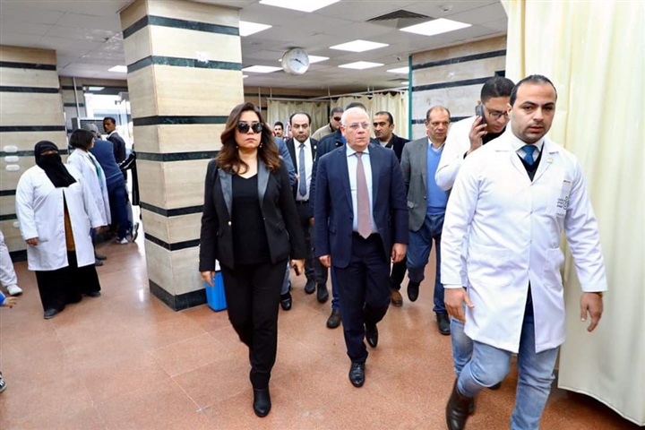 محافظ دمياط تزور مصابى حادث أتوبيس الاستثمار ببورسعيد للإطمئنان على حالتهم الصحية