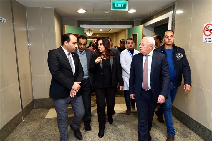 محافظ دمياط تزور مصابى حادث أتوبيس الاستثمار ببورسعيد للإطمئنان على حالتهم الصحية