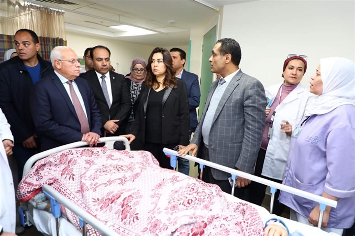 محافظ دمياط تزور مصابى حادث أتوبيس الاستثمار ببورسعيد للإطمئنان على حالتهم الصحية