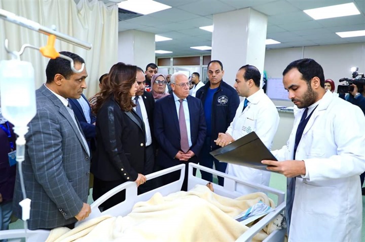 محافظ دمياط تزور مصابى حادث أتوبيس الاستثمار ببورسعيد للإطمئنان على حالتهم الصحية