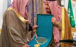 الملك سلمان يتسلم قلادة أبي بكر الصديق تقديراً لجهوده الدبلوماسية الإنسانية على المستوى الإقليمي والدولي