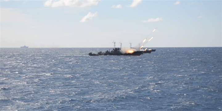 القوات البحرية تقوم بتنفيذ عملية برمائية كاملة فى البحر المتوسط