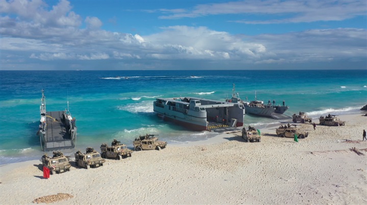 القوات البحرية تقوم بتنفيذ عملية برمائية كاملة فى البحر المتوسط