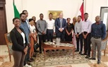 السفير المصري في تنزانيا يستقبل مجموعة من الشباب التنزاني المشارك في منتدى شباب العالم
