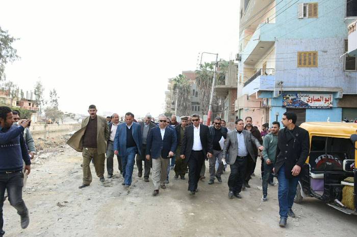 بالصور.. محافظ الشرقية فى جولة تفقدية بمدينة فاقوس 