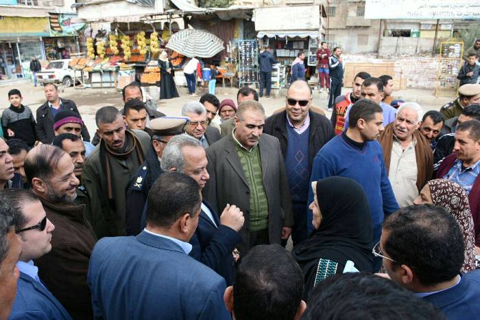 بالصور.. محافظ الشرقية فى جولة تفقدية بمدينة فاقوس 
