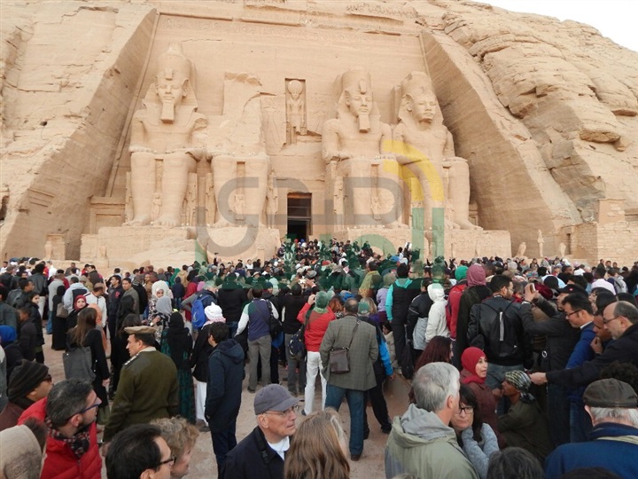 بالصور.. آلاف السياح يشهدون تعامد الشمس على وجه رمسيس الثاني بأسوان