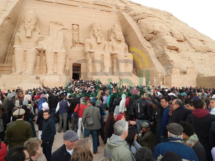 بالصور.. آلاف السياح يشهدون تعامد الشمس على وجه رمسيس الثاني بأسوان