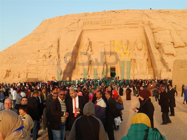 بالصور.. آلاف السياح يشهدون تعامد الشمس على وجه رمسيس الثاني بأسوان