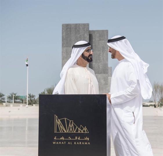 بالصور.. مجلس الوزراء الإماراتي يجتمع على قارعة الطريق