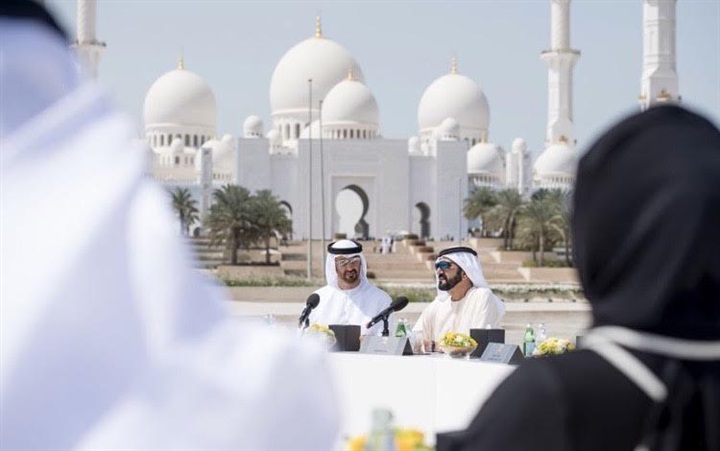 بالصور.. مجلس الوزراء الإماراتي يجتمع على قارعة الطريق