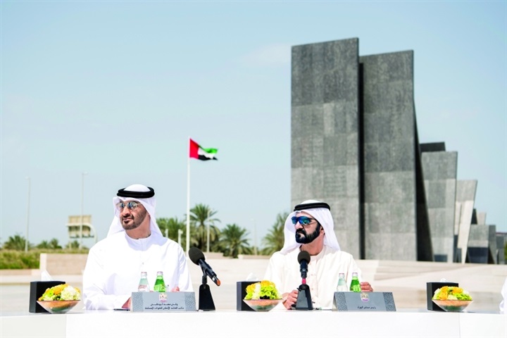بالصور.. مجلس الوزراء الإماراتي يجتمع على قارعة الطريق