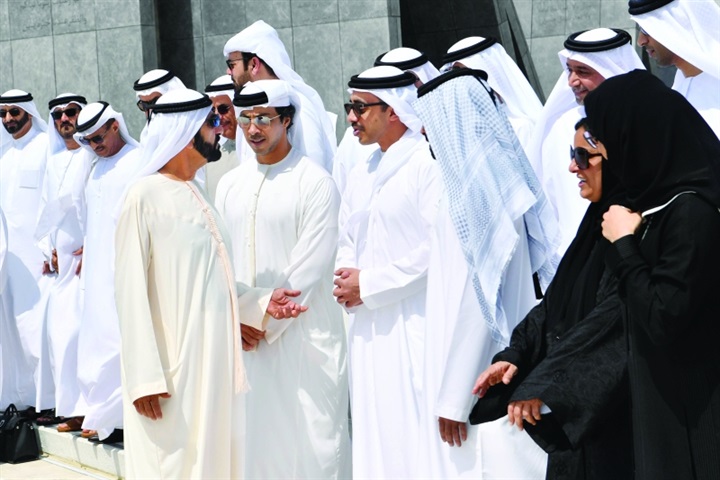 بالصور.. مجلس الوزراء الإماراتي يجتمع على قارعة الطريق