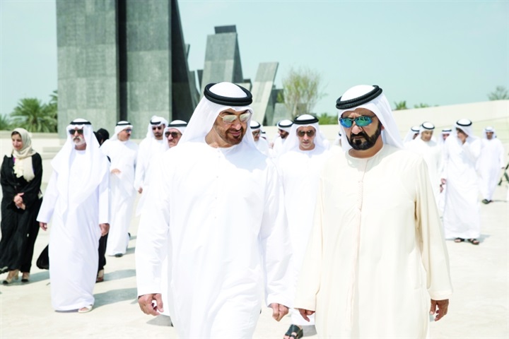 بالصور.. مجلس الوزراء الإماراتي يجتمع على قارعة الطريق