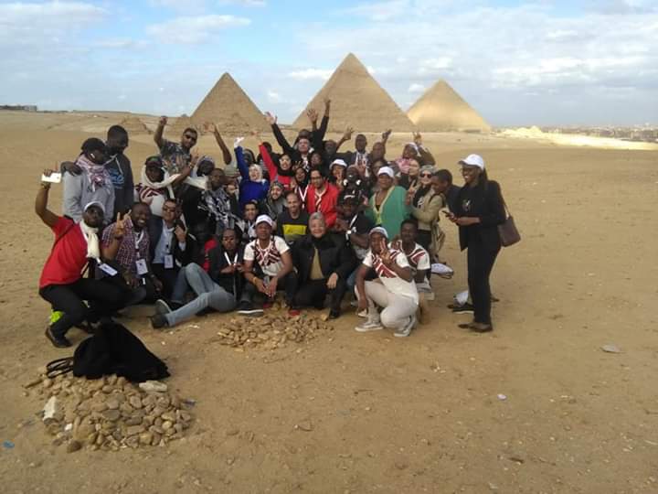 الإدارة العامة للسياحة ترافق 95 شاب إفريقى خلال زيارتهم الترفيهية للمنطقة الأثرية بالهرم
