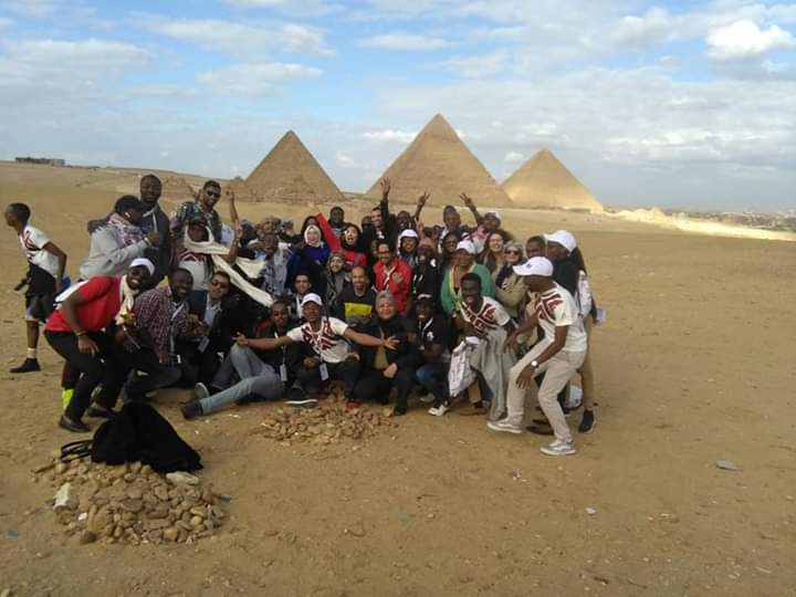 الإدارة العامة للسياحة ترافق 95 شاب إفريقى خلال زيارتهم الترفيهية للمنطقة الأثرية بالهرم