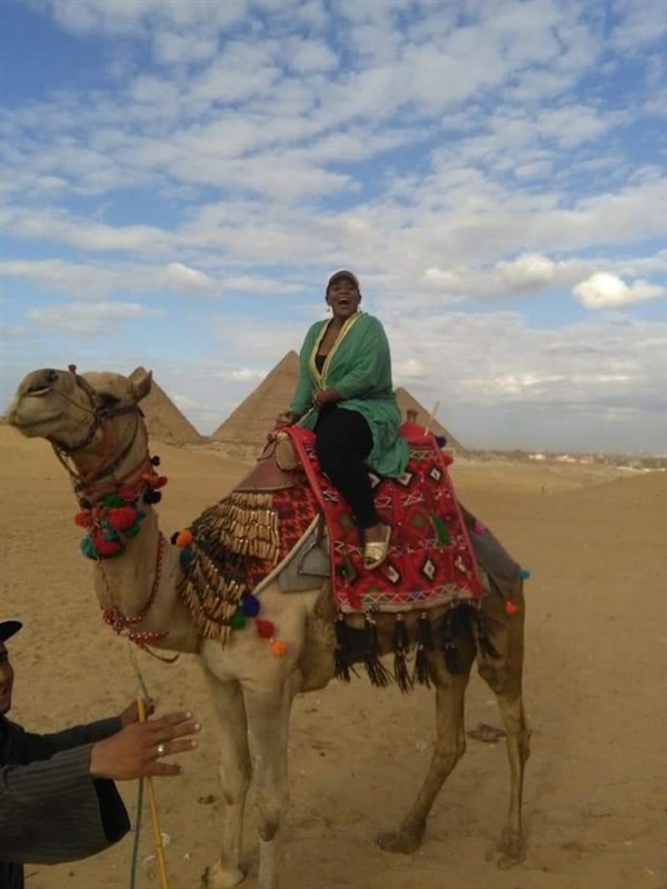 الإدارة العامة للسياحة ترافق 95 شاب إفريقى خلال زيارتهم الترفيهية للمنطقة الأثرية بالهرم