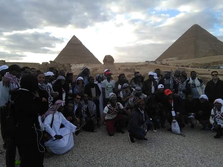الإدارة العامة للسياحة ترافق 95 شاب إفريقى خلال زيارتهم الترفيهية للمنطقة الأثرية بالهرم