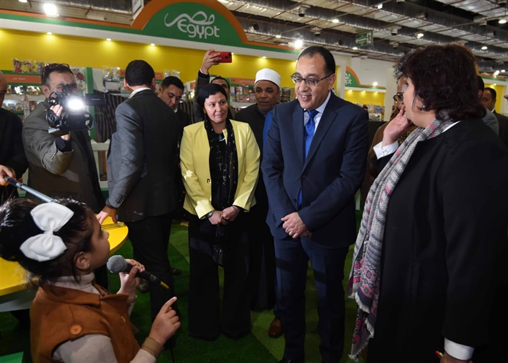 رئيس الوزراء يتفقد جناح السعودية .. ويتسلم صورة للحرم المكي