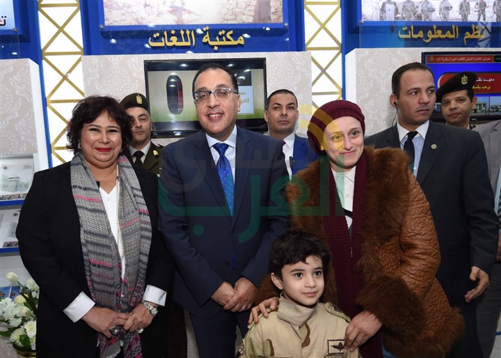 رئيس الوزراء يتفقد جناح السعودية .. ويتسلم صورة للحرم المكي