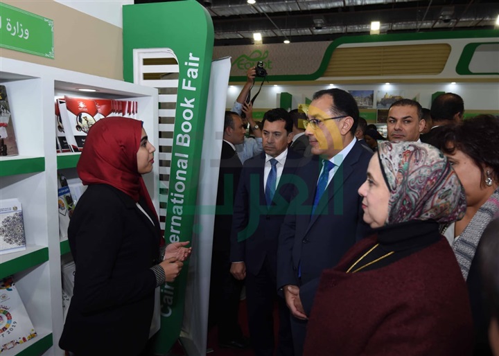 رئيس الوزراء يتفقد جناح السعودية .. ويتسلم صورة للحرم المكي