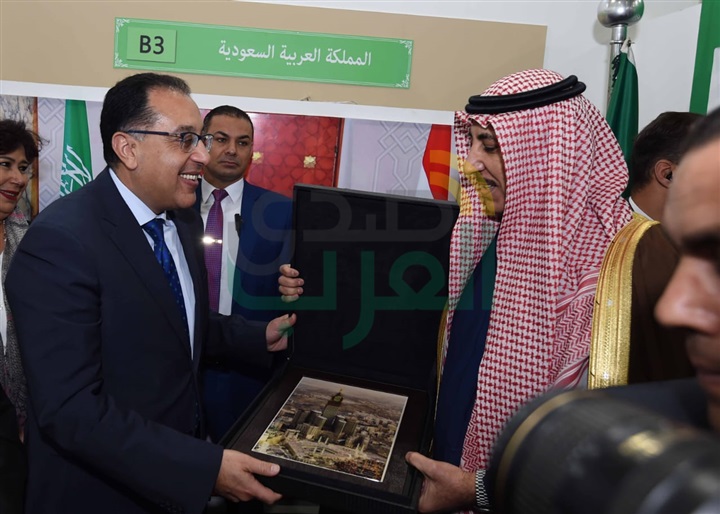 رئيس الوزراء يتفقد جناح السعودية .. ويتسلم صورة للحرم المكي